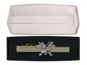 Luxuriöse Herrenkrawattennadel - Gold + silbern 3D Feuerwehrhelm und Äxte